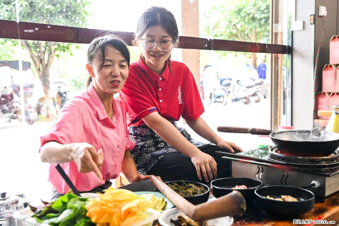 全网追的“扁担女孩”,找了一份暑假工,时薪12元 - 上饶生活资讯 - 上饶28生活网 sr.28life.com