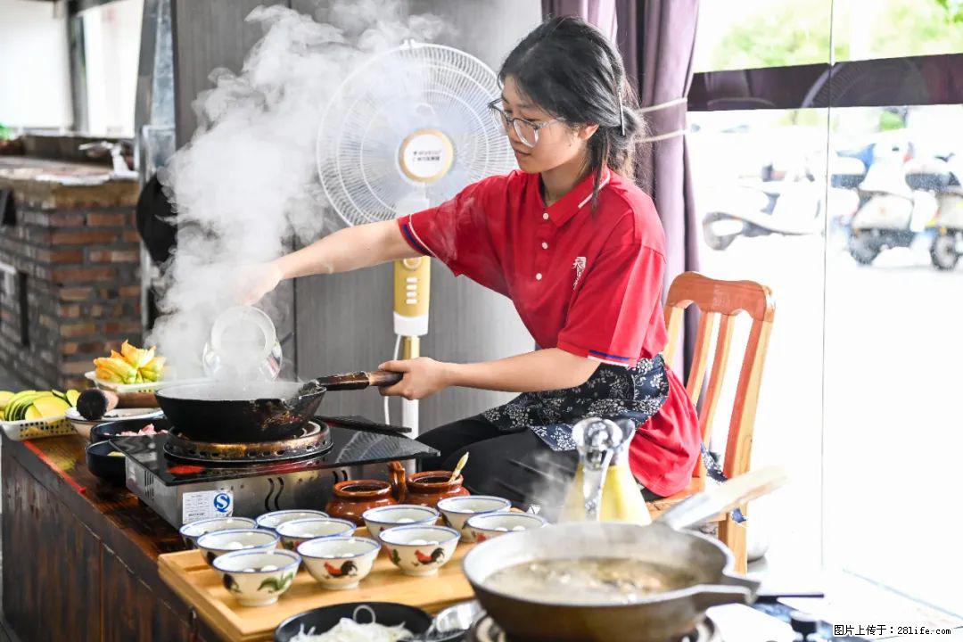 全网追的“扁担女孩”,找了一份暑假工,时薪12元 - 上饶生活资讯 - 上饶28生活网 sr.28life.com